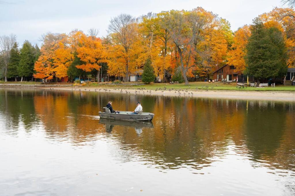 Riverfront Cottage Canoe Included & Playroom Fun Wasaga Beach Luaran gambar