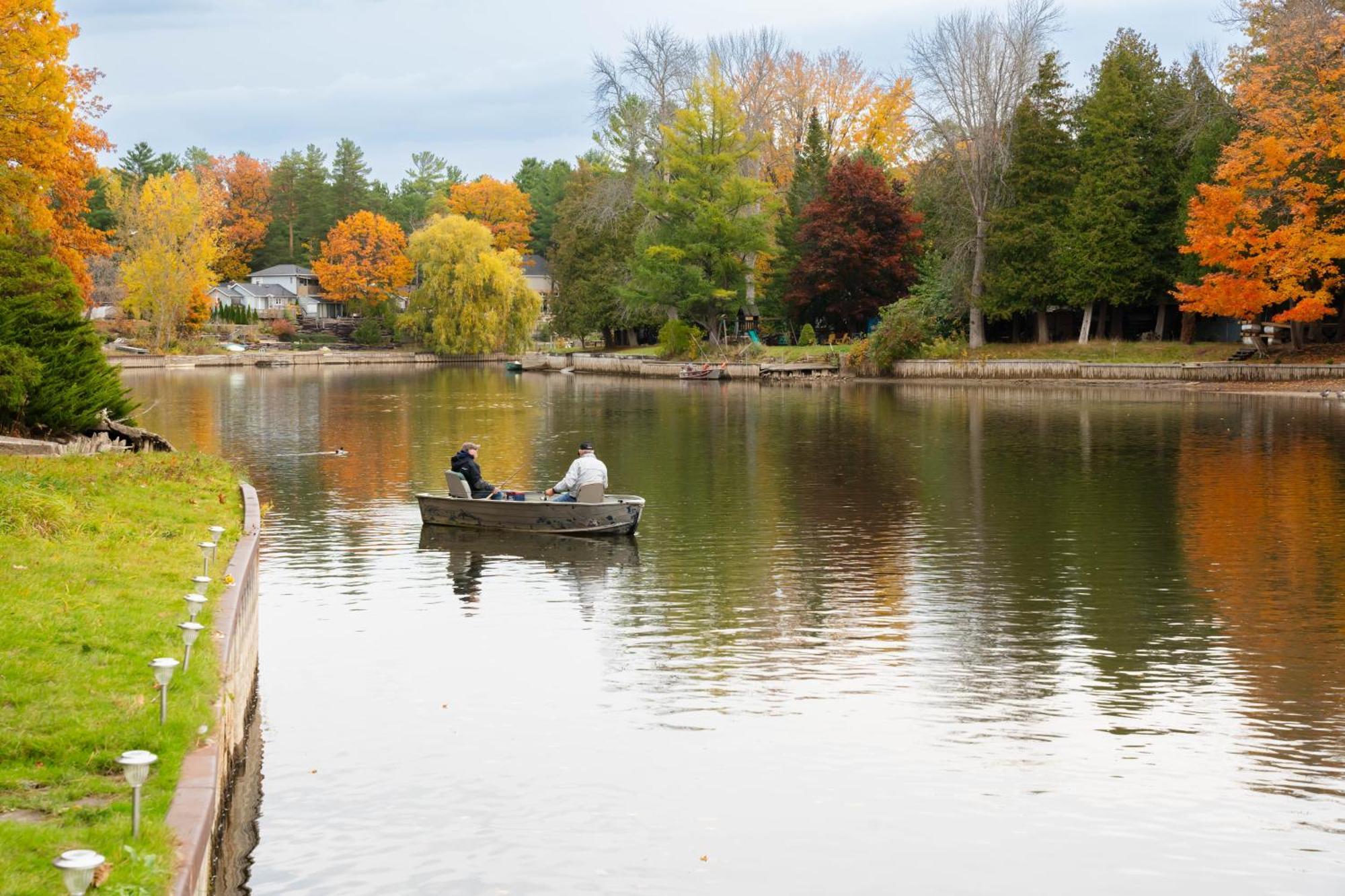 Riverfront Cottage Canoe Included & Playroom Fun Wasaga Beach Luaran gambar